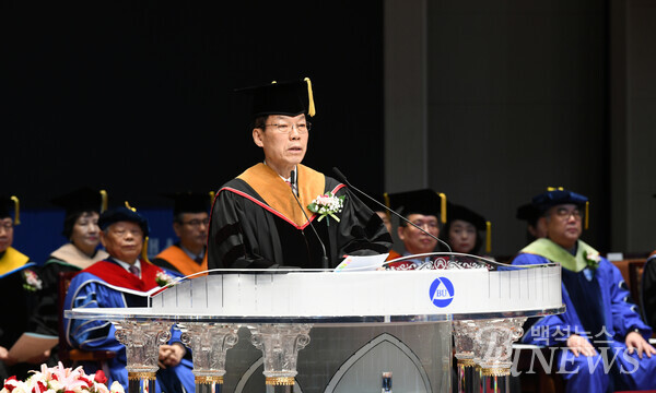 백석문화대 송기신 총장이 신입생 대상 환영사를 전하고 있다.